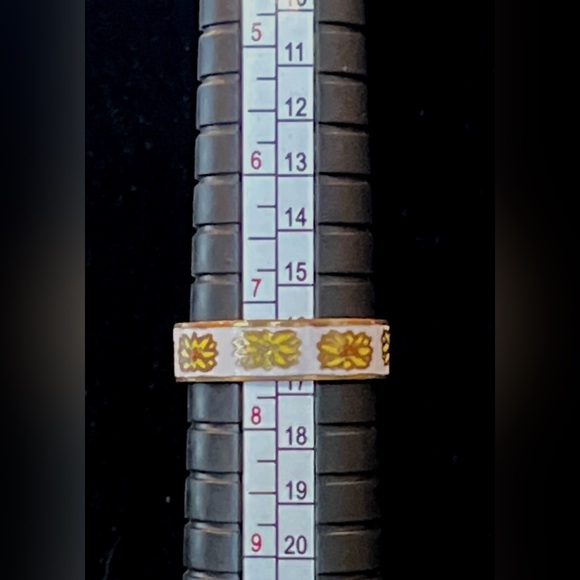 Vintage Floral Enamel Ring in Yellow and Gold - Picture 6 of 6